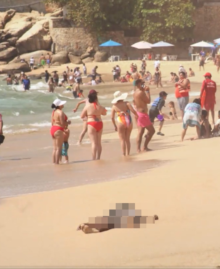 海灘有屍體沖上岸，部分遊客淡定繼續玩。 twitter圖