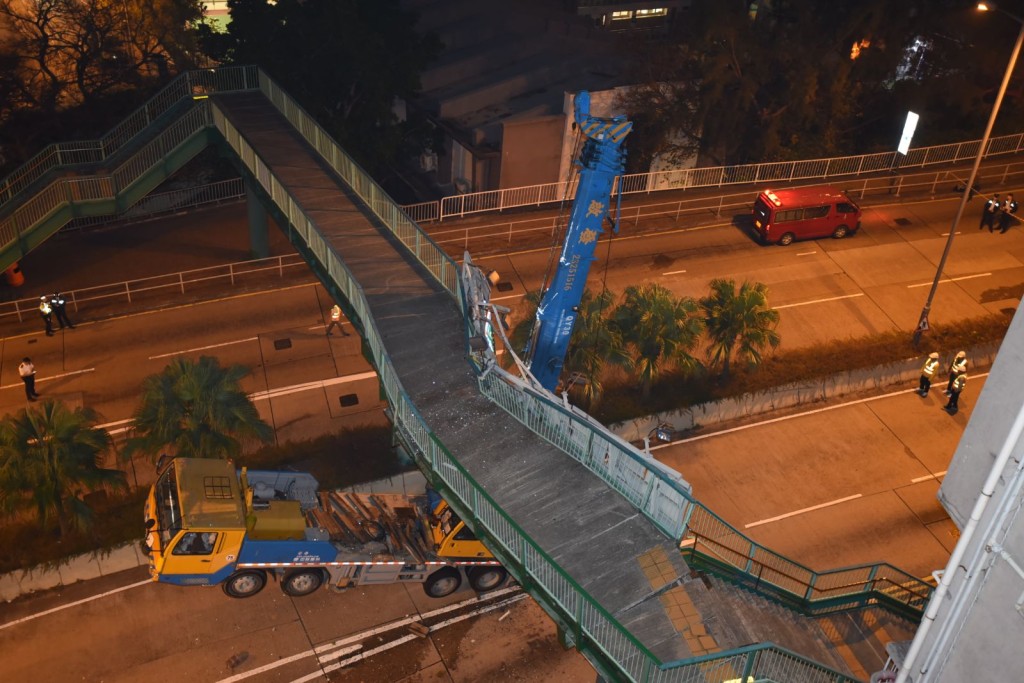 吊臂車車頭被升起。