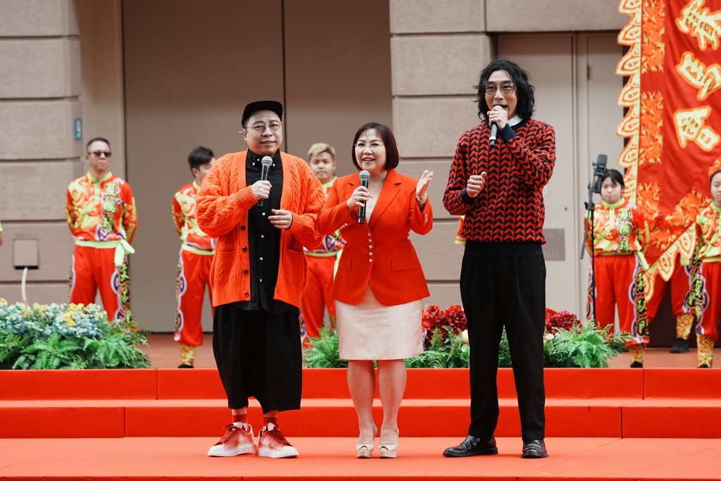 組合農夫亦與堪輿學家麥玲玲合唱《風生水起》。