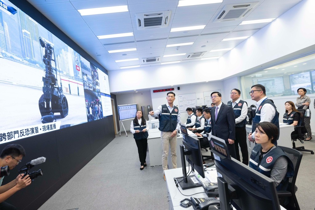 李家超指演習期間,與政務司司長一直在政府緊急事故監察及支援中心透過直播監察現場情況,並聽取保安局局長匯報。 李家超指演習期間,與政務司司長一直在政府緊急事故監察及支援中心透過直播監察現場情況,並聽取保安局局長匯報。