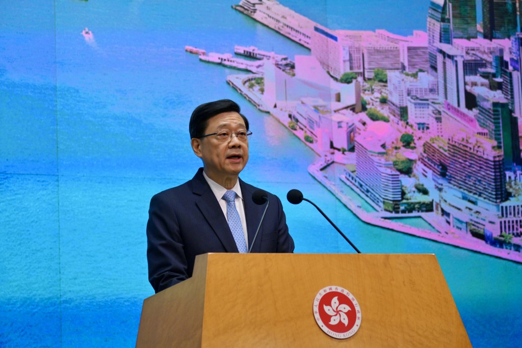 行政長官李家超表示，期望4月中下旬可安排居民上樓。