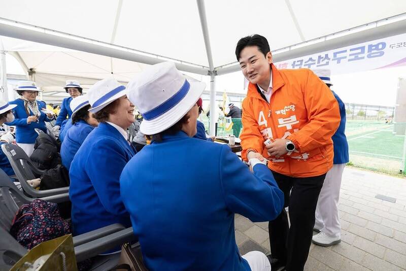 鄭莉翰遇襲前在街頭造勢。jeong21_official IG