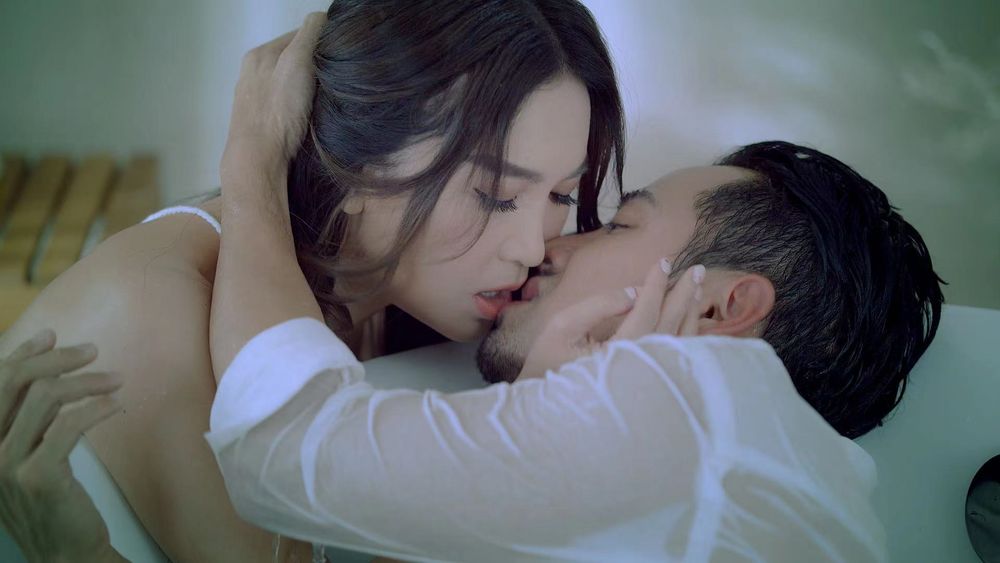 Irene與男主角在MV當中的愛情充滿矛盾與糾結。