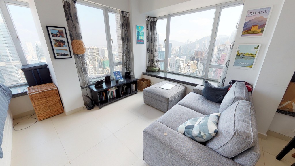 全屋以淺色為主，開放式設計令單位更顯通爽。