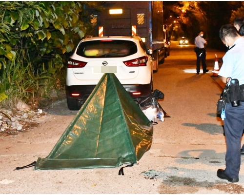 警方以帳篷遮蓋死者遺體。