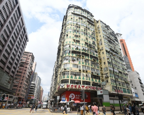 佐敦華豐大廈十六樓,合共七伙,被屋宇署指走廊上蓋及天台平台部分圍欄僭建,勒令小業主清拆。