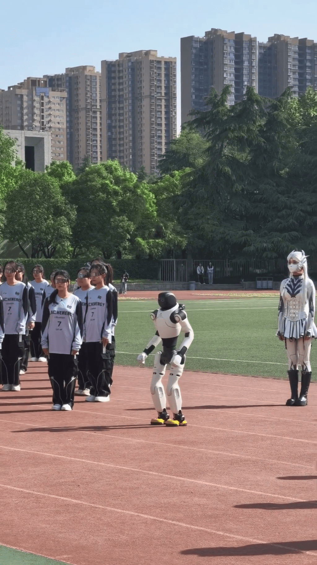 原先機械人與學生一起共舞。