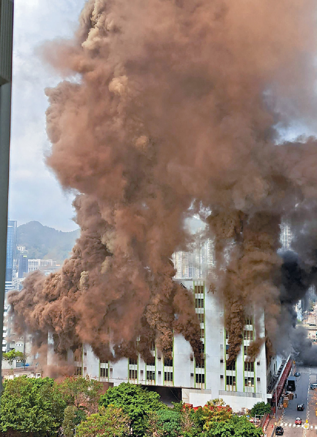 ■長沙灣潤發倉昨午發生三級火，「臭膠味」濃煙影響西九龍。