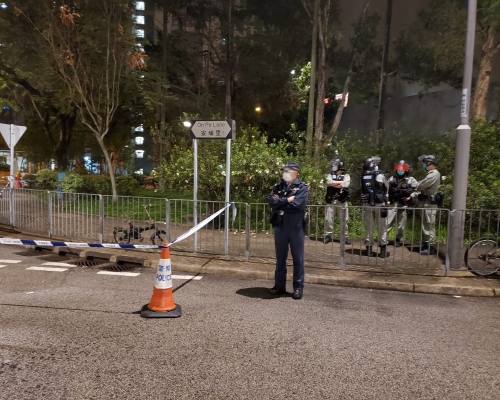 本月1日深夜大埔警署外有人投擲汽油彈。資料圖片
