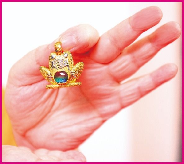 赤馬紅羊年驛馬凶險,萬事講平安,身上戴個青蛙造型的「平安回家」斑彩保平安! 赤馬紅羊年驛馬凶險,萬事講平安,身上戴個青蛙造型的「平安回家」斑彩保平安!