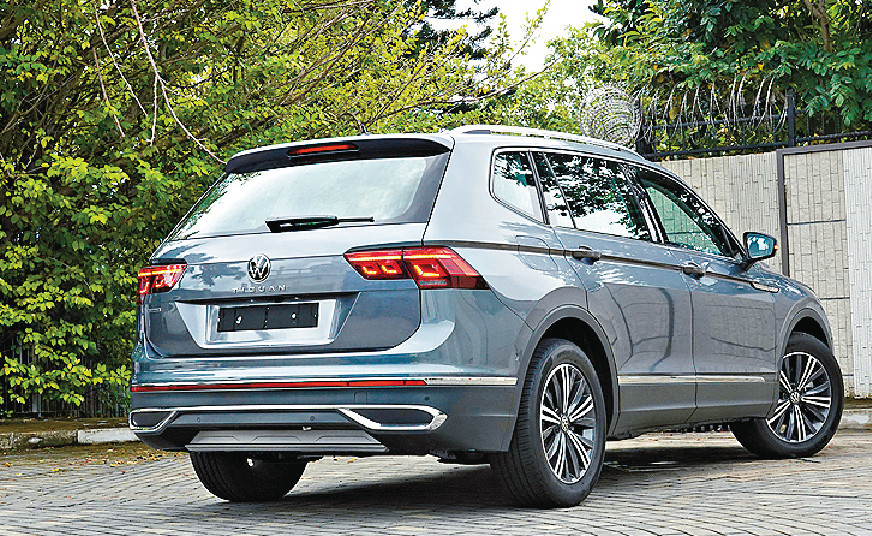 ■原車配用18吋胎軨，電控尾門備有腳踢感應式開關功能。