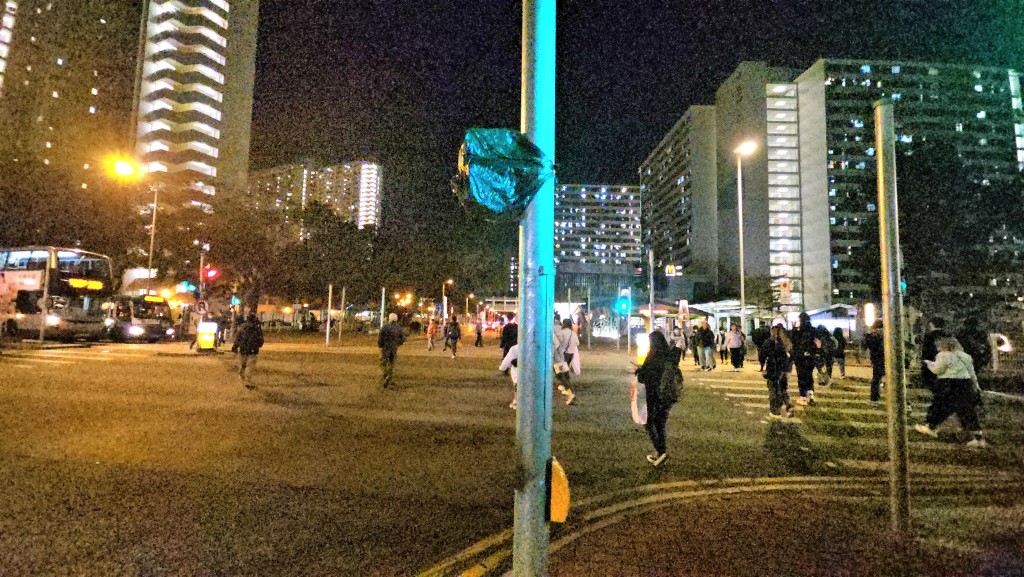 運輸處準備在沙田沙角街與逸泰街交界十字路口試驗對角行人過路處，記者昨晚發現相關設施已裝上。 徐裕民攝