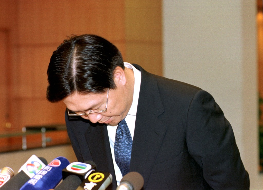 時任財庫局局長馬時亨公開道歉,成為高官問責制下首位公開致歉的官員。 時任財庫局局長馬時亨公開道歉,成為高官問責制下首位公開致歉的官員。