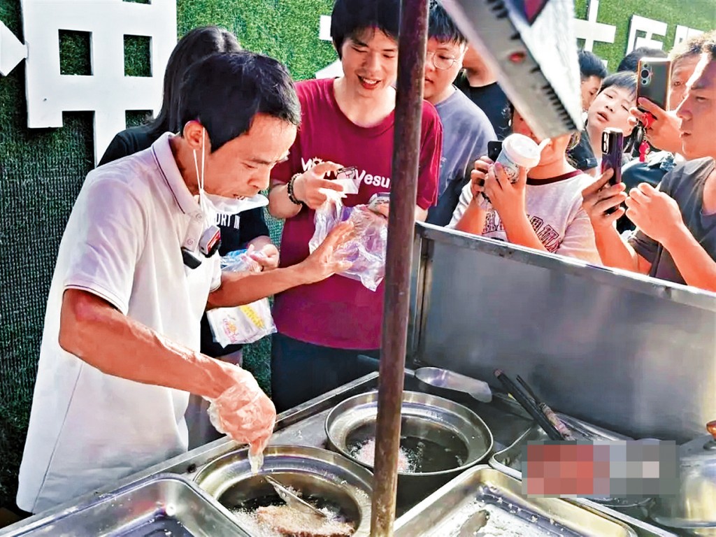 多名遊客圍着「雞排哥」拍照打卡。