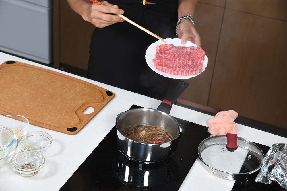 Co Co建議逐片灼熟牛肉，可控制生熟程度。