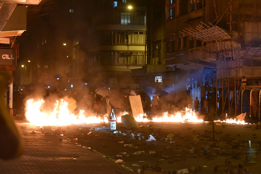 大批示威者当晚投掷汽油弹。资料图片