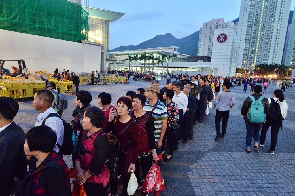 東涌市中心大排長龍。