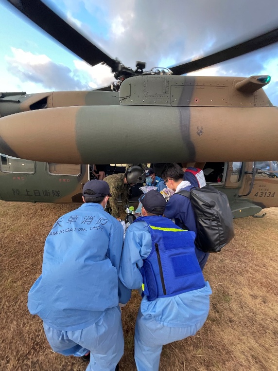 防衛省出動直升機等轉運病患者。ModJapan_saigai@X