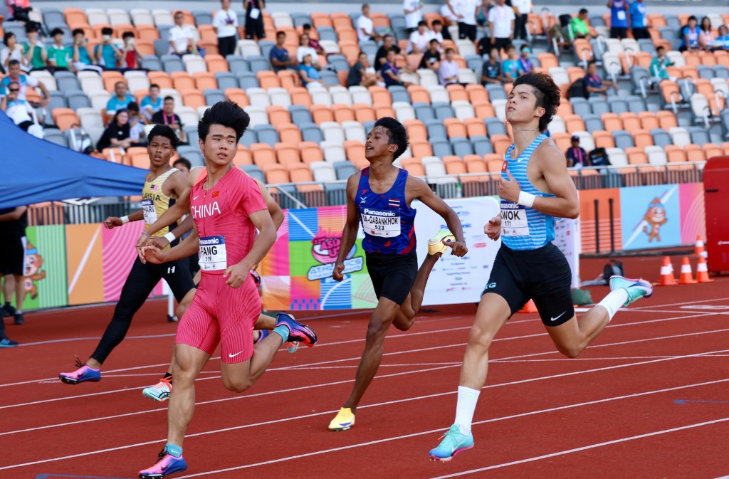 18歲的郭俊廷（右一）的100米時間進步神促。資料圖片