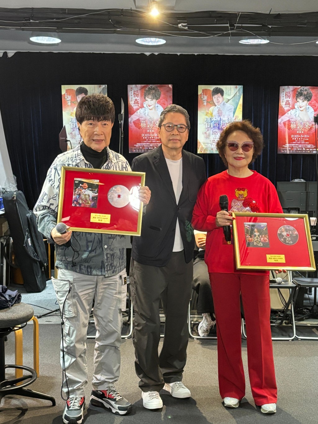 主辦單位環星唱片老闆張國林向謝雷及楊燕送上金唱片,稱他們的唱片是環星影音產品中銷量最高的。 主辦單位環星唱片老闆張國林向謝雷及楊燕送上金唱片,稱他們的唱片是環星影音產品中銷量最高的。