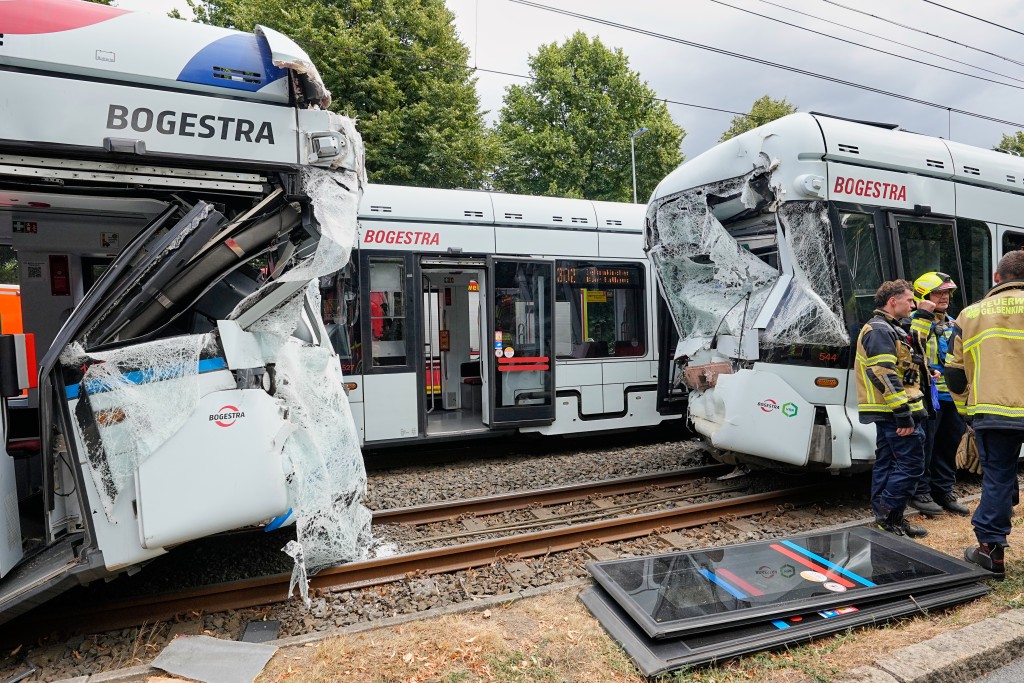德國2列有軌電車相撞，電車損毀嚴重。美聯社