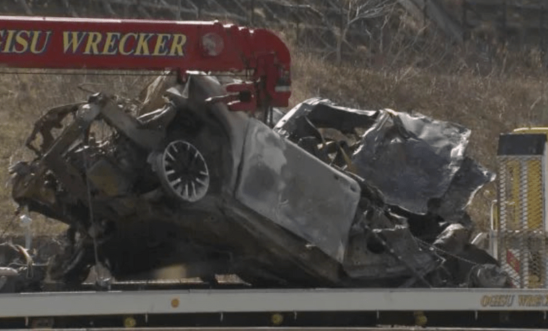 在三重縣新名神高速公路隧道3車連環相撞現場，一架私家車被撞後起火，燒得面目全非。X@gators8486