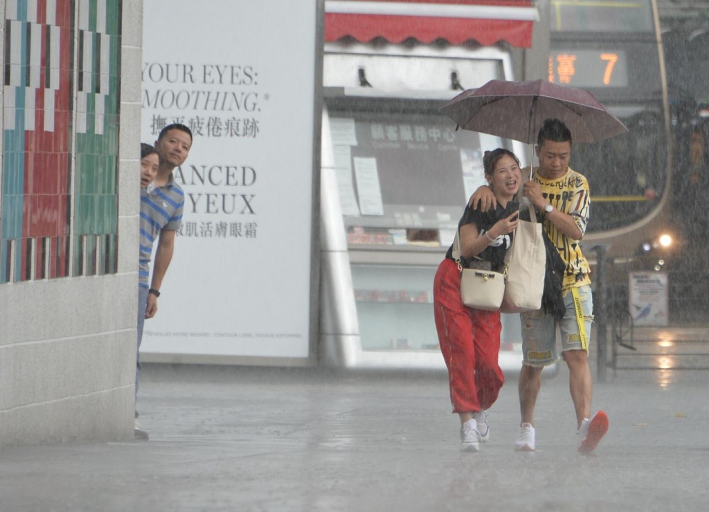 明日仍然有狂風驟雨。
