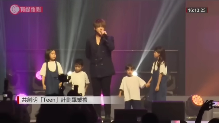 姜涛在台上表演疑似「咪嘴」。（《有线新闻》截图）