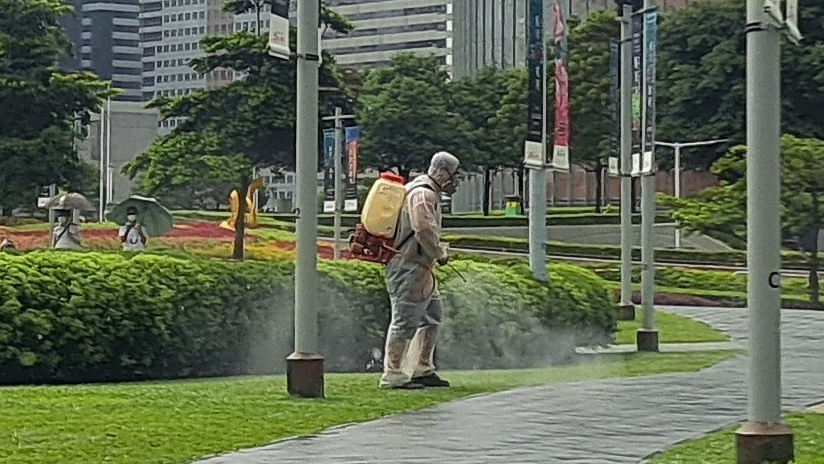 楊永杰批評康文署職員雨中噴滅蚊霧。