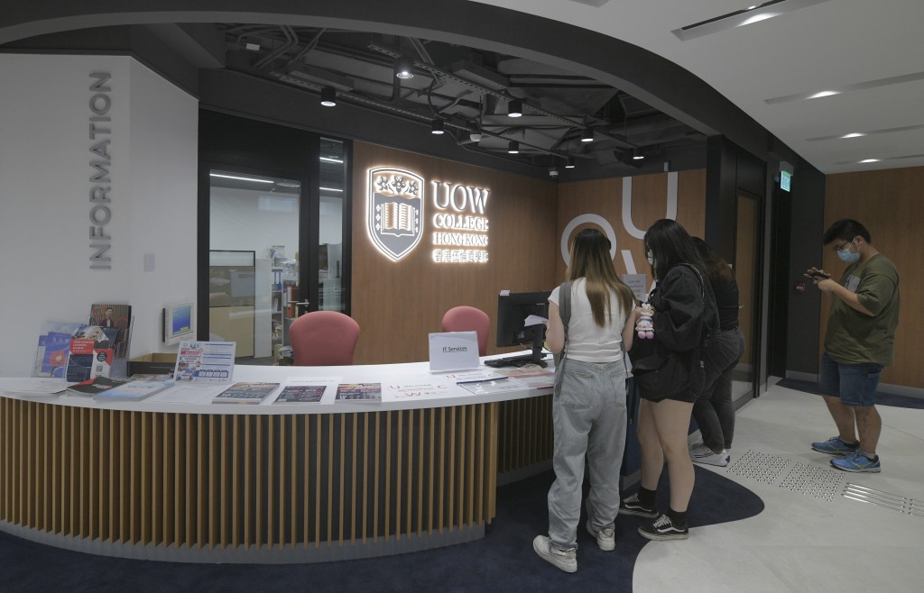 校舍樓高兩層，設有電腦室、研修室、輔導室及課室等，共28個課室。