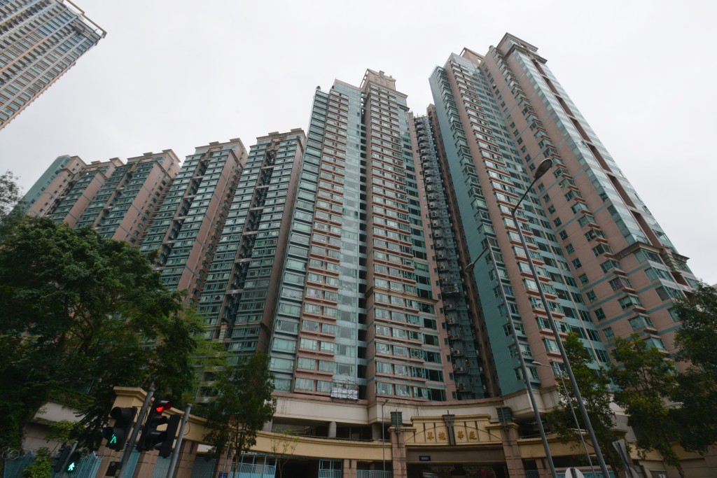 翠擁華庭8座中層F室，面積844方呎，3房套間隔，議價後獲換樓客以950萬元承接，呎價約11256元。