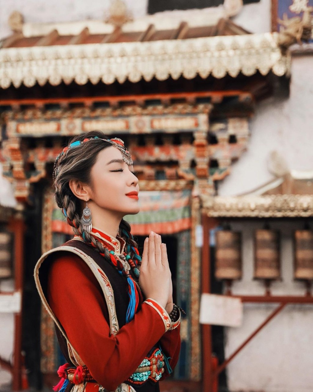 官恩娜化身「西藏姑娘」穿梭街头小巷影靓相。