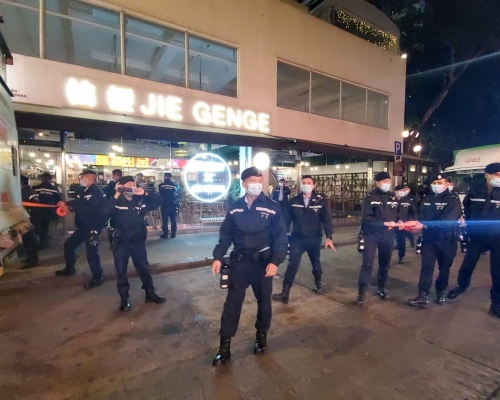 警方到場搜查。