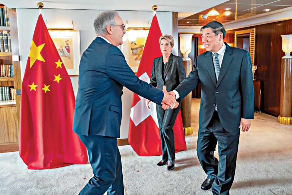 中美高層會談前夕,國務院副總理何立峰先會見瑞士經濟部長帕姆蘭(左)及瑞士聯邦主席祖特爾(中)。 中美高層會談前夕,國務院副總理何立峰先會見瑞士經濟部長帕姆蘭(左)及瑞士聯邦主席祖特爾(中)。
