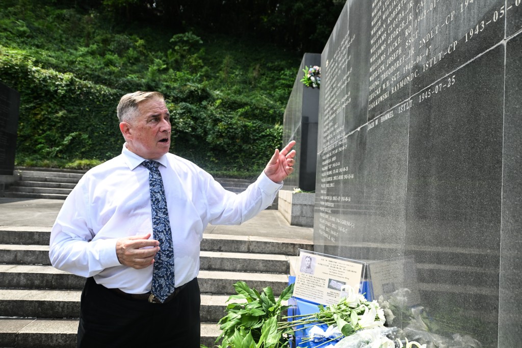 9月3日，在南京抗日航空烈士紀念館，美中航空遺產基金會主席格林講述美國籍在華犧牲飛行員傑克·W·哈梅爾的故事。(新華社)