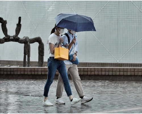 本港地區下午及今晚大致多雲,有驟雨及雷暴。
