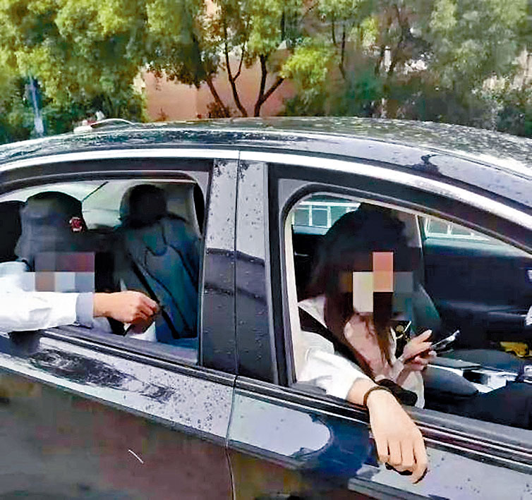 一對父女賴在網約車上超過32小時。