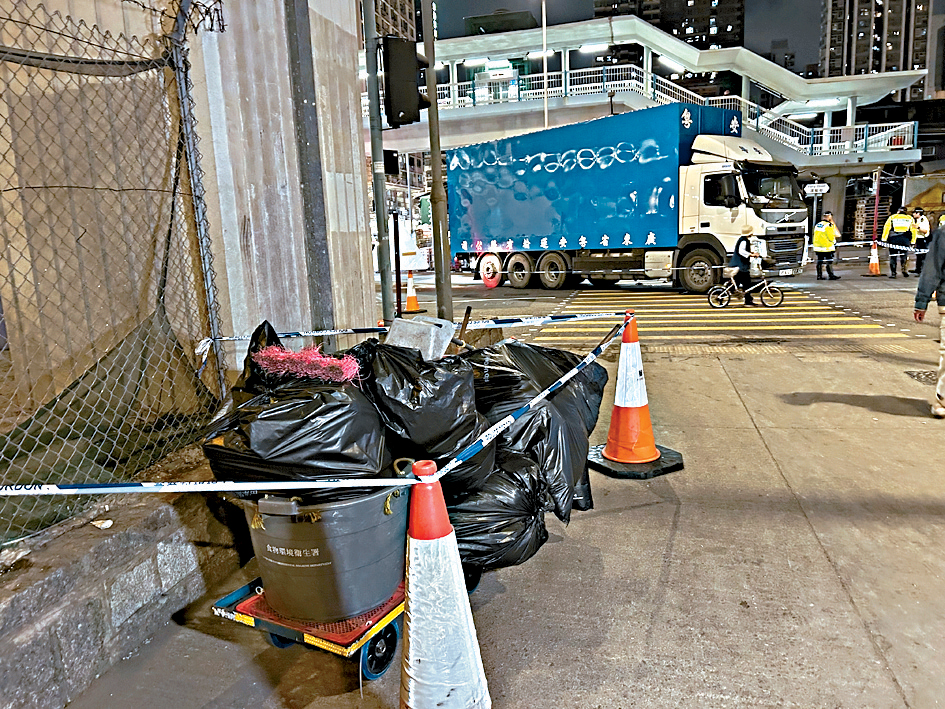 食環署二級工人李海英被貨車撞斃，現場遺下運送垃圾的手推車。