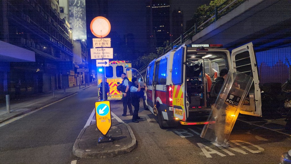 警方派出大批警員穿上戰術背心、手持防暴盾牌火速趕抵現場,並登樓展開封鎖調查。黎志偉攝 警方派出大批警員穿上戰術背心、手持防暴盾牌火速趕抵現場,並登樓展開封鎖調查。黎志偉攝
