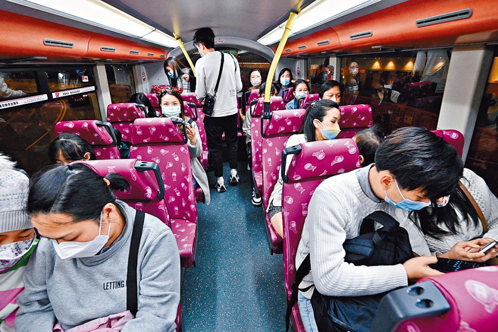 ■運署研強制巴士客戴安全帶，不排除立法後大規模執法。