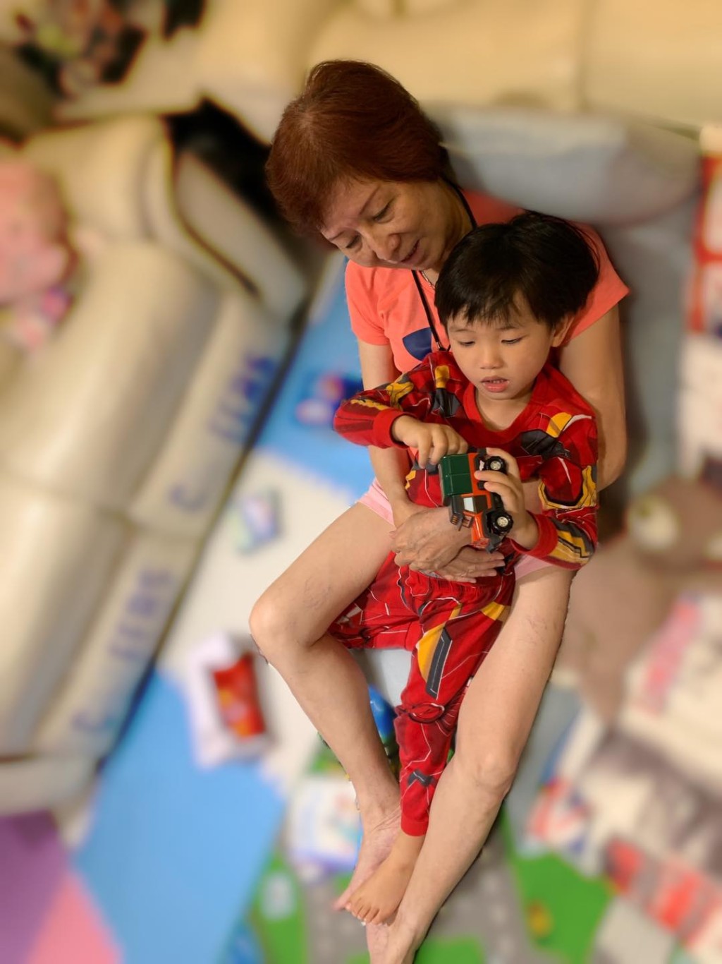 婆婆为小花生讲故事。