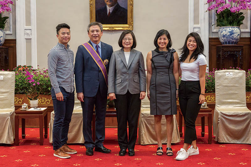 梅健華曾帶同家人和台灣的前領導人蔡英文會面。