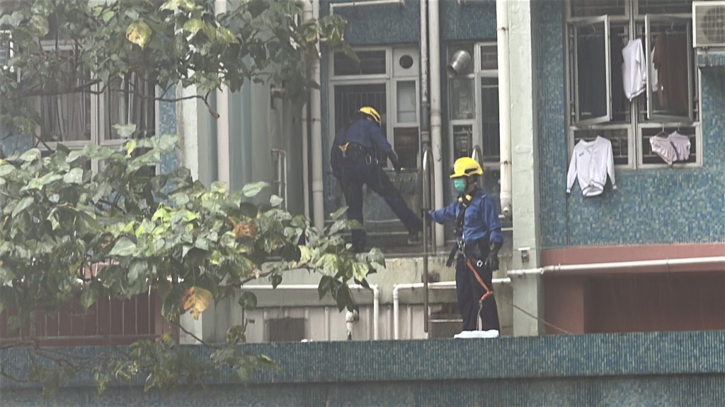 消防在平台處理死者遺體。 消防在平台處理死者遺體。