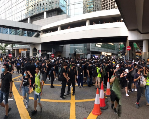 干諾道中及畢打街，已經被示威者佔據