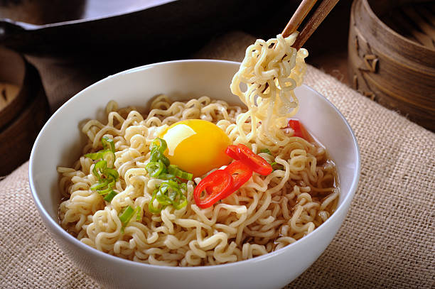 消委會指，油炸麵的脂肪含量比非油炸麵高13倍。（iStock圖片）