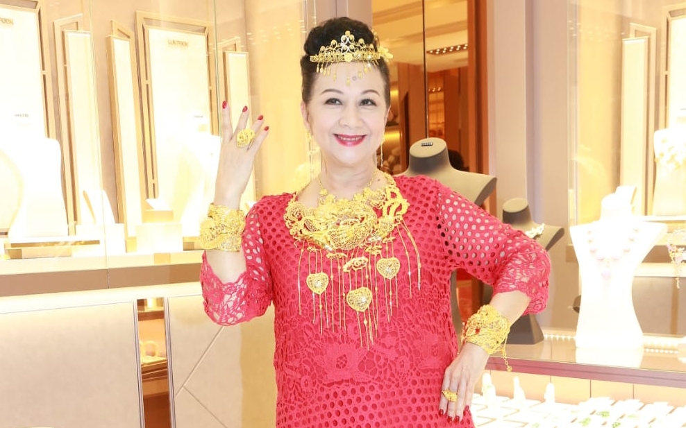 家燕姐仍嫌身上的金飾不夠多，要求加大皇冠及多一條豬仔頸鏈。