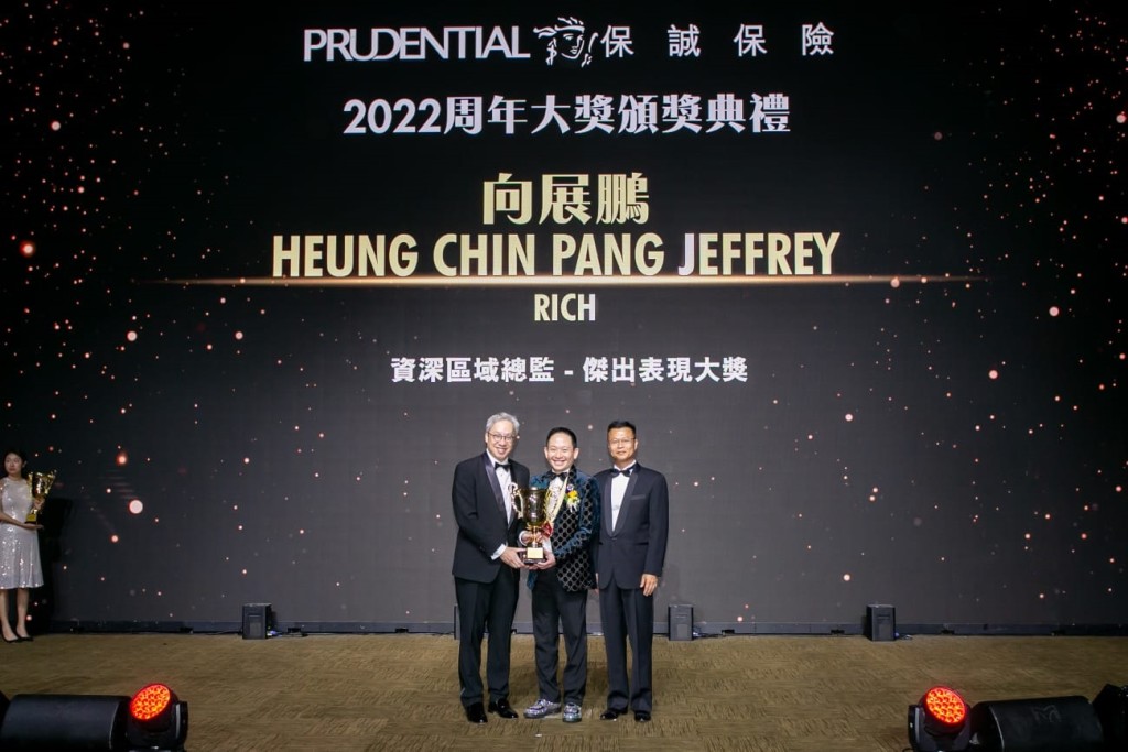 去年，Jeffrey獲頒「資深區域總監—傑出表現大獎」。