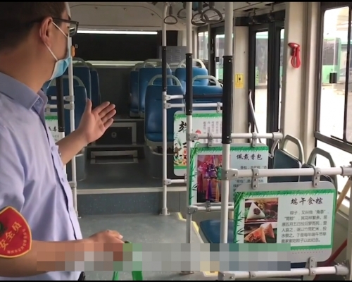 河南鄭州一名巴士車長把巴士車廂包裝成端午車廂。影片截圖