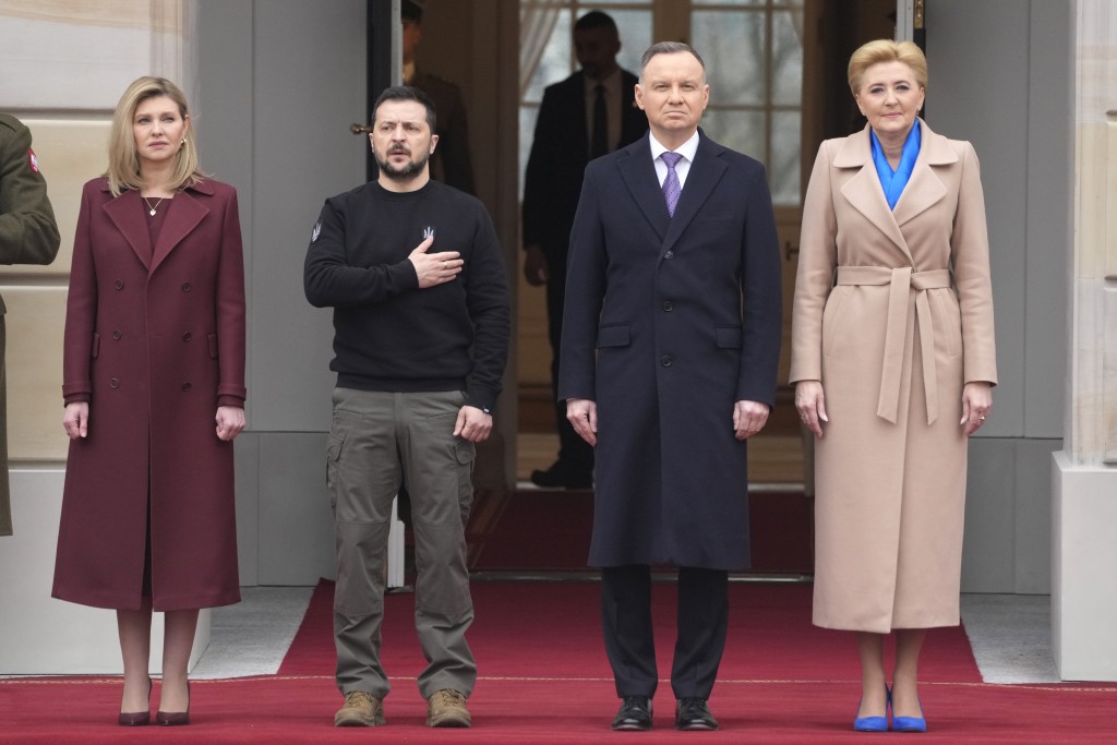 波蘭總統杜達（右二）和他的妻子科恩豪瑟​​歡迎烏克蘭總統澤倫斯基和他的妻子奧萊娜（左），他們在波蘭華沙的總統府會面。AP