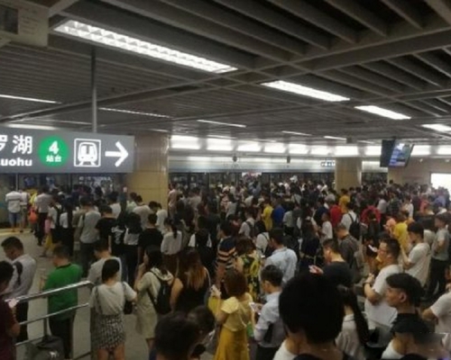 深圳地鐵周三被網傳列車相撞,官方澄清指因枴杖跌落路軌引發故障。(網圖)